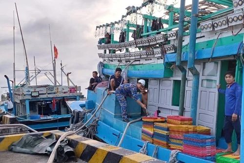 Sửa chữa kịp thời tàu cá Khánh Hòa bị hỏng trên khu vực đảo Trường Sa