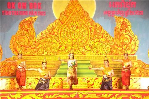 Nhiều hoạt động hấp dẫn thu hút du khách trong đêm lễ hội Oóc Om Bóc tại Trà Vinh