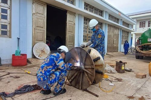 Hỗ trợ sửa chữa hệ thống tời lưới bị hỏng cho tàu cá tỉnh Khánh Hòa