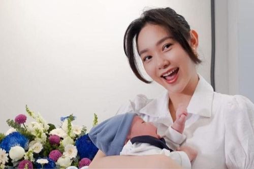 Đang đi chơi, Minh Hằng phải chạy vội về nhà, lý do có liên quan đến quý tử đầu lòng