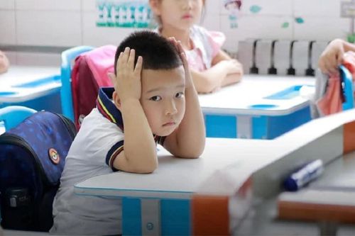 Bé trai làm văn kể kỷ niệm 'suýt mất mạng' của mình, cô giáo đọc xong ôm bụng cười ngặt nghẽo