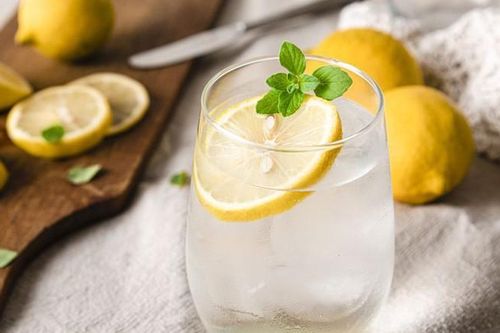 Uống nước chanh không chỉ cải thiện khả năng miễn dịch, hỗ trợ tiêu hóa mà còn có những lợi ích này