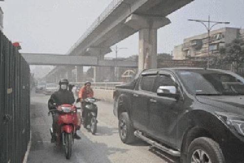 Hà Nội: Ngã tư Khuất Duy Tiến - Nguyễn Trãi cát bụi mù mịt ám ảnh người đi đường