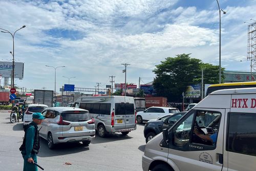Xe container lật nhào ở ngã tư gây tắc nghẽn lớn tại Thủ Đức