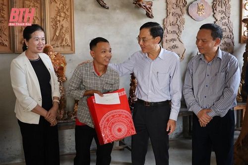 Phó Chủ tịch UBND tỉnh Đầu Thanh Tùng thăm, tặng quà cho người khuyết tật