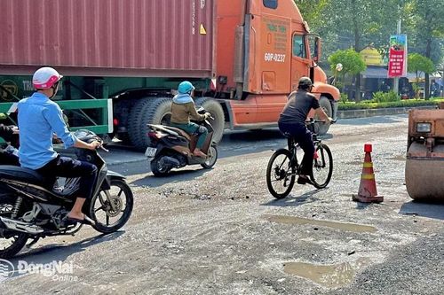 Chấn chỉnh an toàn giao thông khu vực thi công trên đường Đồng Khởi