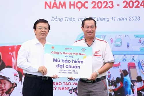 Tặng hơn 25.300 mũ bảo hiểm cho học sinh lớp 1 trong toàn tỉnh