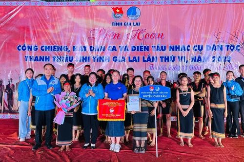 Đội thi huyện Chư Păh giành giải nhất toàn đoàn Liên hoan cồng chiêng, hát dân ca và diễn tấu nhạc cụ dân tộc