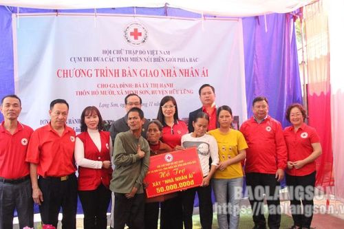 Cụm thi đua Hội Chữ thập đỏ các tỉnh miền núi biên giới phía Bắc bàn giao nhà nhân ái cho hộ nghèo tại huyện Hữu Lũng