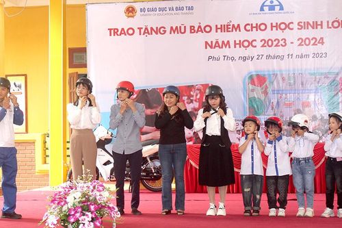 Trao tặng mũ bảo hiểm cho học sinh lớp 1
