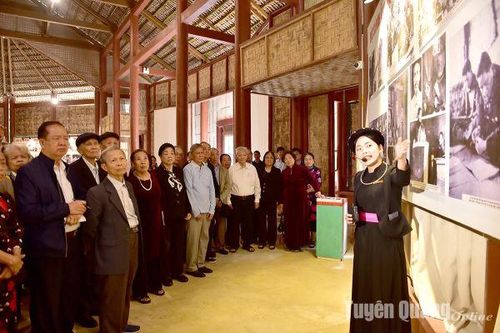 Đoàn cựu sinh viên khóa I, Đại học Tuyên truyền - Huấn học Trường Tuyên giáo Trung ương thăm Khu di tích Quốc gia đặc biệt Kim Bình.