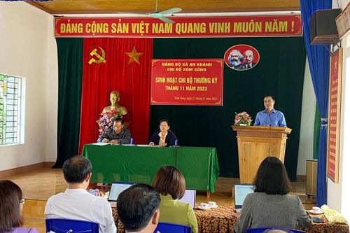 Đồng chí Trưởng Ban Tuyên giáo Tỉnh ủy dự sinh hoạt Chi bộ xóm Sòng