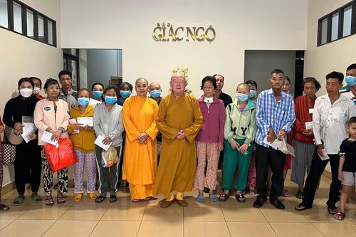 Ban Từ thiện xã hội báo Giác Ngộ trao 115 triệu đồng của bạn đọc ủng hộ bệnh nhân nghèo