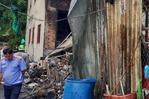 Cháy nhà trong đêm, 2 cha con tử vong