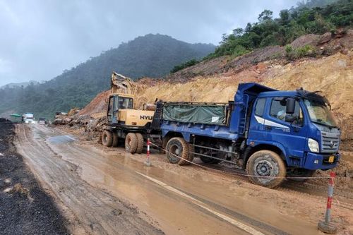 Đề nghị công bố tình huống khẩn cấp do sạt lở nghiêm trọng trên cao tốc La Sơn - Hòa Liên