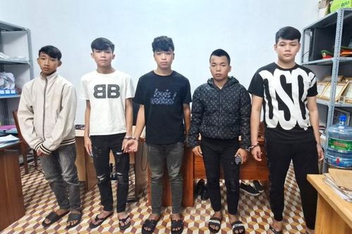 Bắt giữ người trái pháp luật và cướp xe máy để đập phá