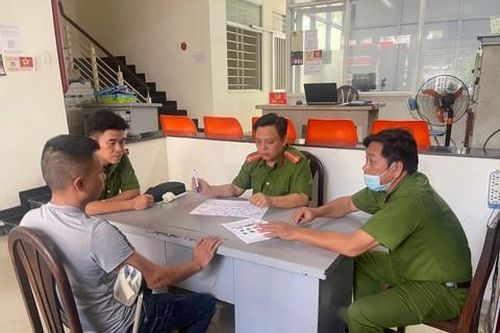Giúp đối tượng kiếm sống bằng dán quảng cáo trái phép chuyển đổi nghề
