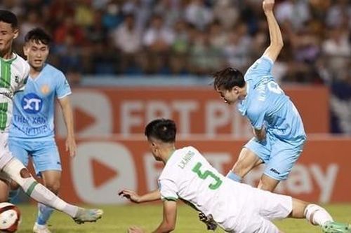 Clip Văn Toàn ghi bàn đầu tiên cho Nam Định