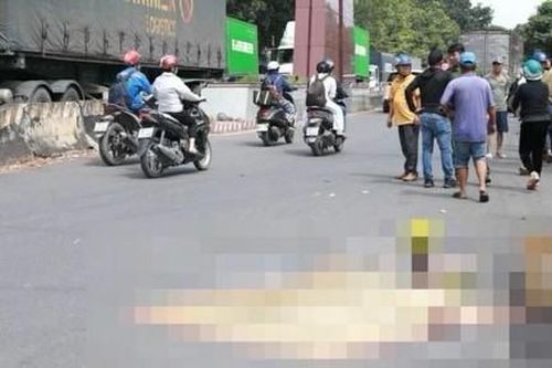 Xe tải cán xe đạp điện khiến hai chị em ruột thương vong