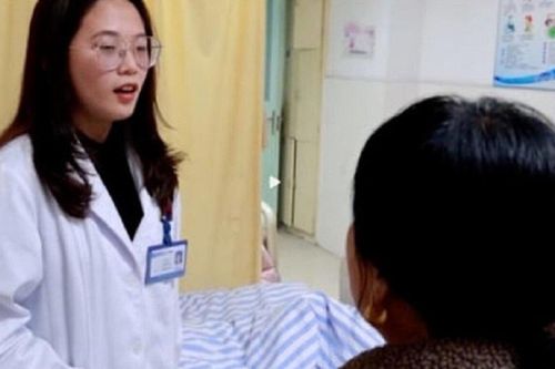 Mất mặt do con gái 30 tuổi chưa lấy chồng, mẹ bị trầm cảm nặng