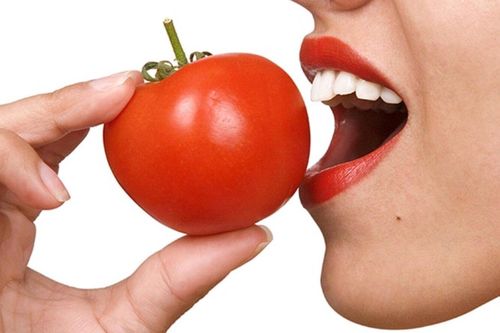 Cách làm trắng răng bằng cà chua