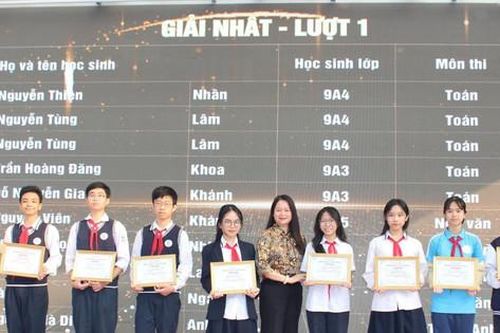 Quận Ba Đình trao thưởng cho học sinh giỏi lớp 9