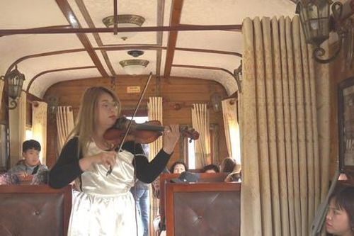 Hành khách được nghe hòa tấu trên tàu tham quan Đà Lạt