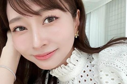 Làn da không tỳ vết ở tuổi 47 của 'phù thủy nhan sắc'