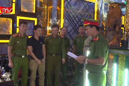Bắt giữ hai đối tượng mua bán thiếu nữ dưới 16 tuổi, ép tiếp khách