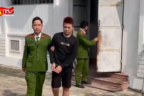 Đóng giả khách để cướp giật điện thoại trong cửa hàng rồi trốn vào rừng sâu