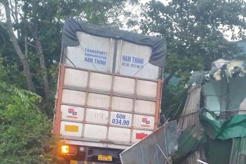 Xe tải mất lái lao vào nhà dân khiến một cụ bà tử vong