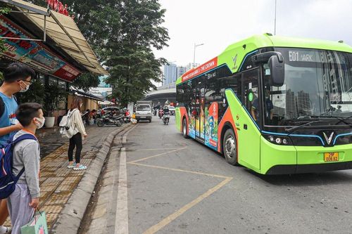 Cần vượt qua 3 khó khăn, rào cản khi chuyển đổi phương tiện xanh, sạch