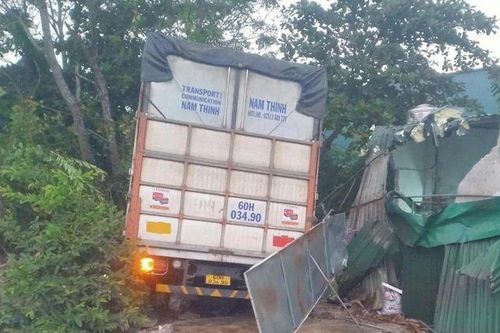 Tai nạn giao thông mới nhất 28/11/2023: Xe tải lao vào nhà, cụ bà tử vong