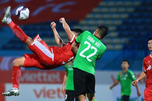 Bóng đá Việt Nam cũng có 3 siêu phẩm kiểu 'xe đạp chổng ngược' đẹp không kém của Garnacho hay Ronaldo