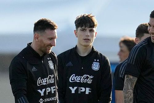 Messi bị tố bỏ theo dõi đồng đội trên mạng xã hội vì chuyện liên quan tới Ronaldo