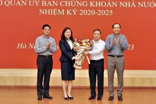 Chuẩn y nhân sự Bí thư Đảng ủy cơ quan Ủy ban Chứng khoán Nhà nước