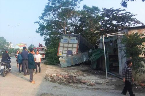 Nghệ An: Xe tải lao vào nhà dân làm một người tử vong