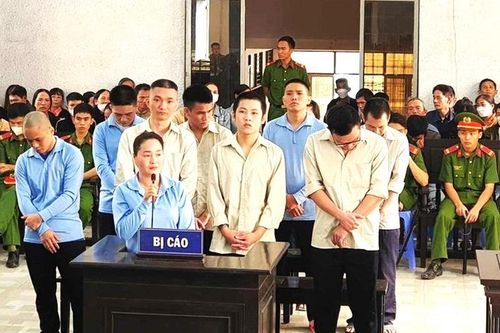 Phạt tù nhóm đối tượng mua bán 11 cô gái phục vụ khách hát Karaoke