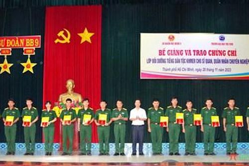 Trao chứng chỉ học tiếng Khmer cho 50 sĩ quan, quân nhân chuyên nghiệp Sư đoàn 9 (Quân đoàn 4)