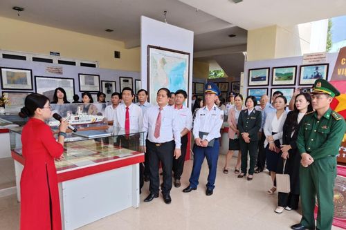 Khai mạc triển lãm trưng bày tư liệu lịch sử về quần đảo Hoàng Sa và Trường Sa tại Quế Sơn