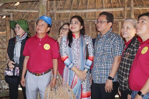 Những việc làm thầm lặng đưa con về quê Bác