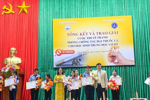 Học sinh TT-Huế vẽ tranh nhằm nâng cao nhận thức về phòng chống tác hại thuốc lá