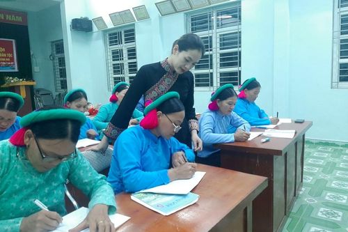 Lớp học xóa mù chữ nơi biên cương