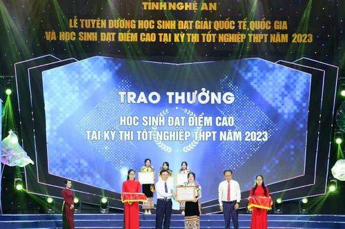 Tiếp bước cho học sinh dân tộc thiểu số Nghệ An đến trường