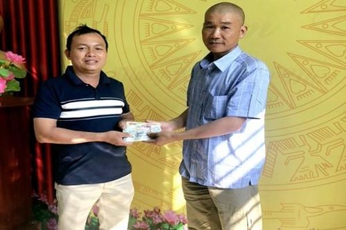 Anh thợ xây trả lại 45 triệu đồng nhặt được cho người đánh rơi
