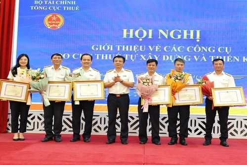 11 tập thể và 18 cá nhân ngành Thuế được khen về thành tích trong nghiên cứu ứng dụng CNTT vào công tác quản lý