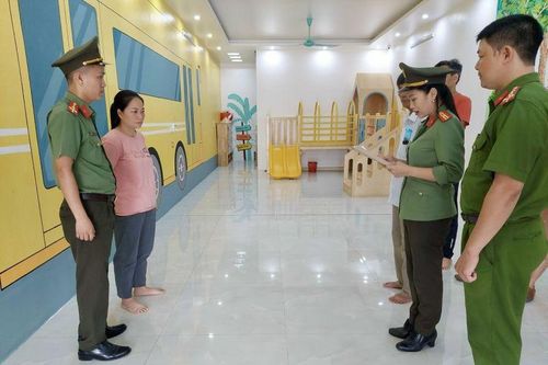 Thủ đoạn bảo lãnh hàng loạt giáo viên 'bản ngữ' rởm vào Việt Nam dạy tiếng Anh