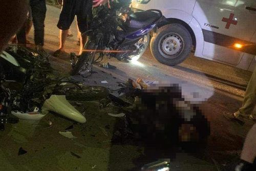 Xe máy tông nhau 'nát bét', 2 người tử vong
