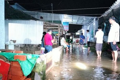 Nửa đêm ôm con 'chạy' triều cường ở Bạc Liêu