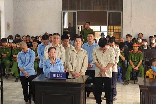 Chủ quán karaoke mua bán 11 cô gái để tiếp khách lĩnh án chung thân
